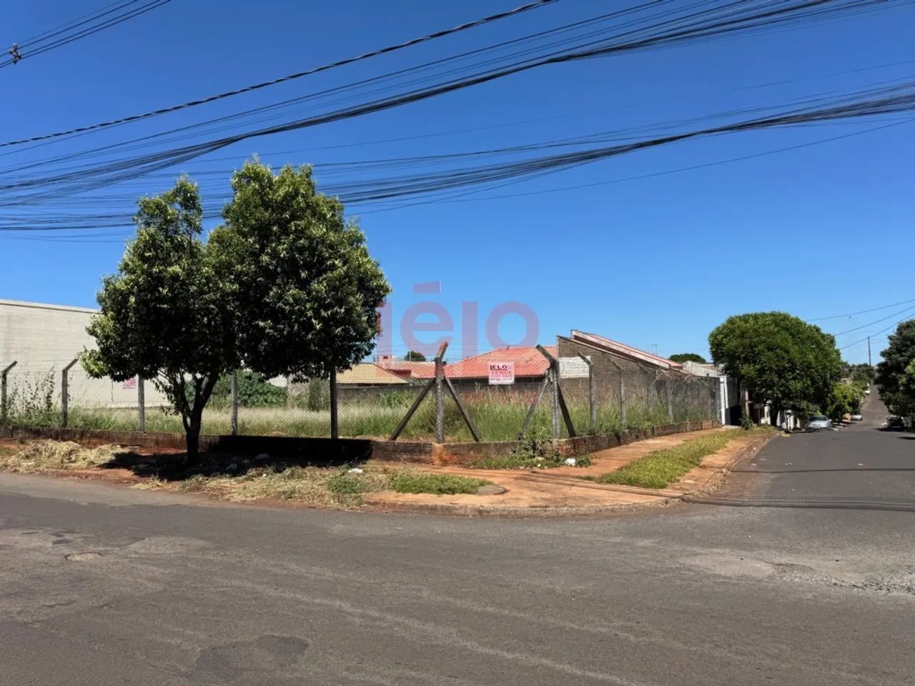 Terreno de esquina comercial e residencial.