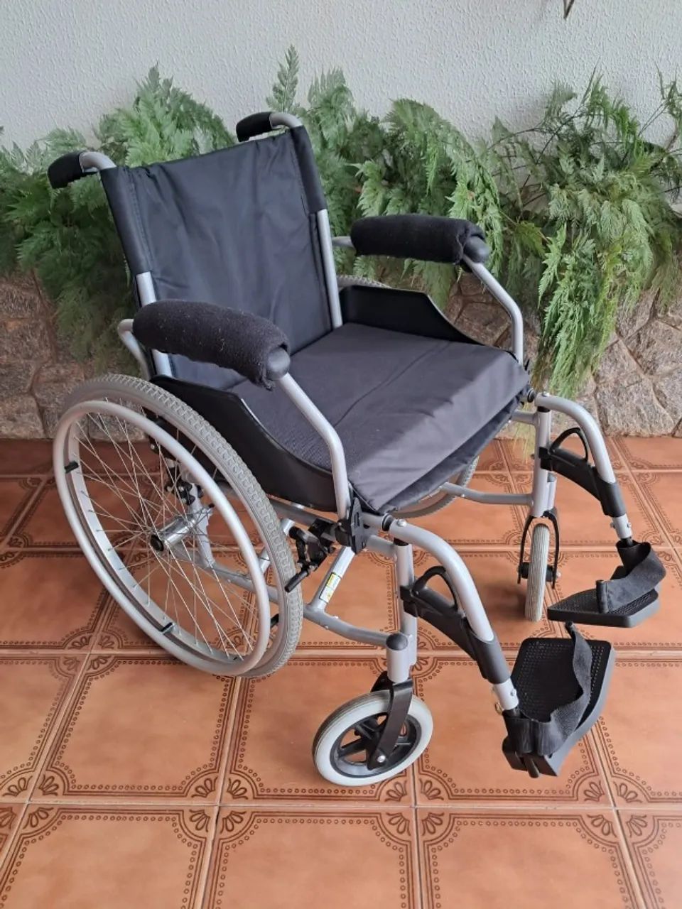 Cadeira de rodas e de banho Dellamed - Foto 2