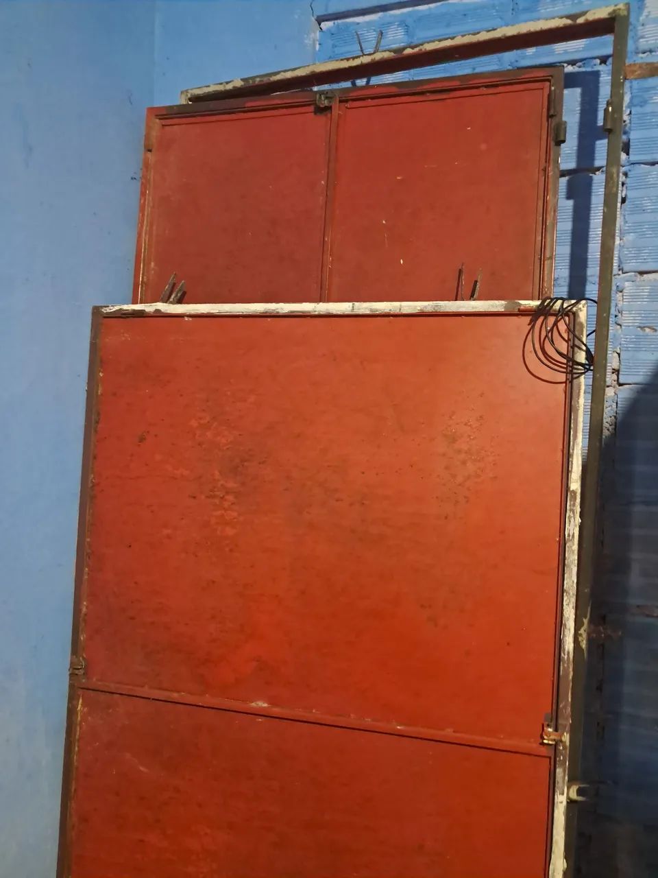 Janelas com grande pra comércio e a porta 