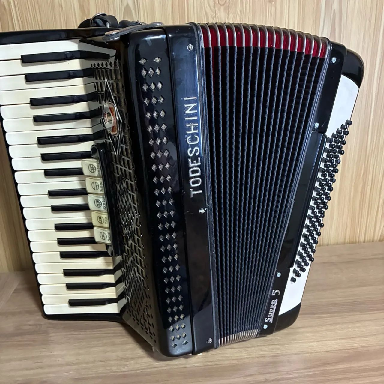 Acordeon Todeschini super 5 preta com case  - Foto 5