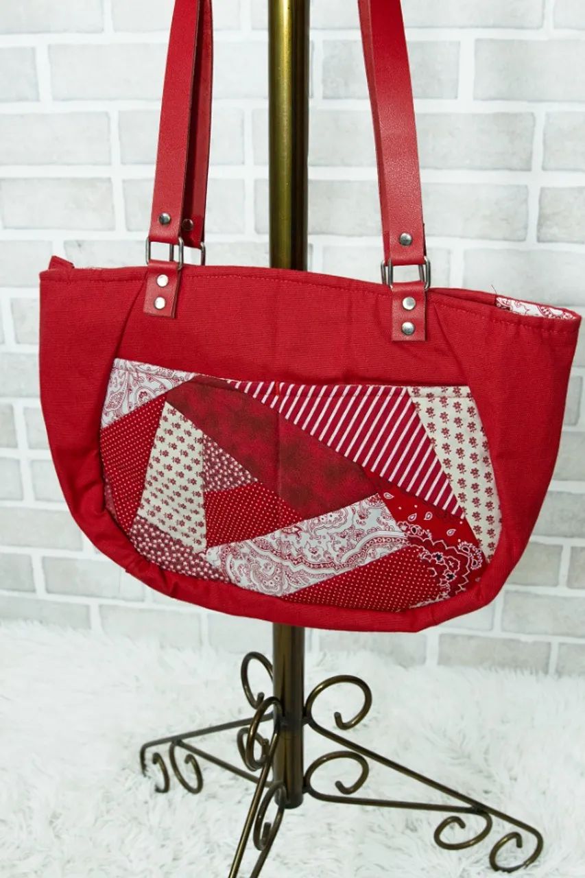 Bolsa Vermelha em Tecido com Detalhe Patchwork - Seminova - Foto 4