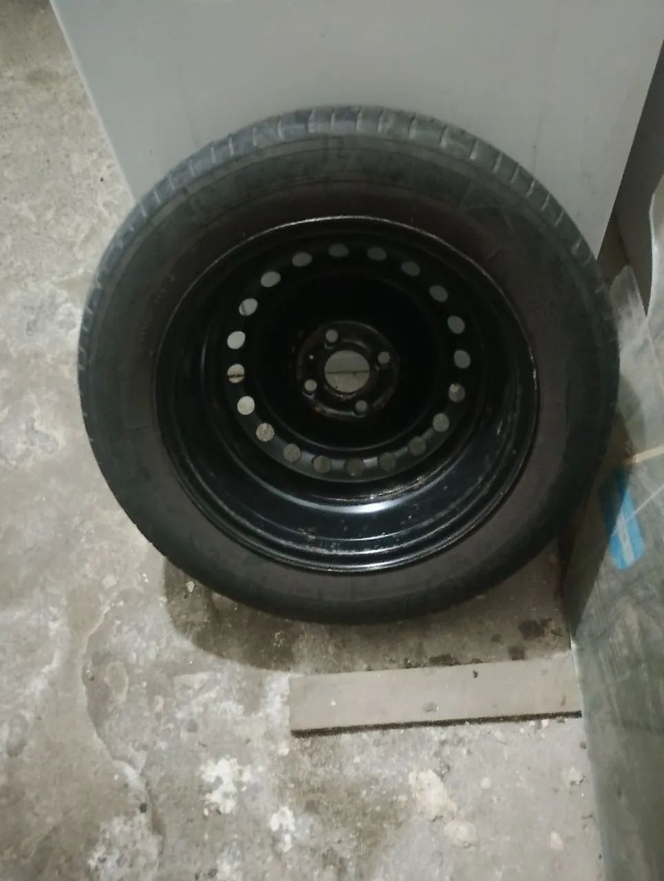 Pneu michelan 195/60/15 meia vida montado com roda  - Foto 3