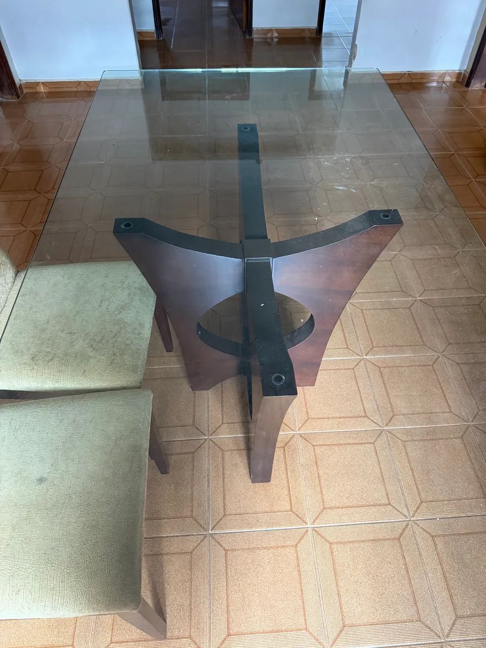 Mesa vidro e pés e cadeiras em madeira  - Foto 3