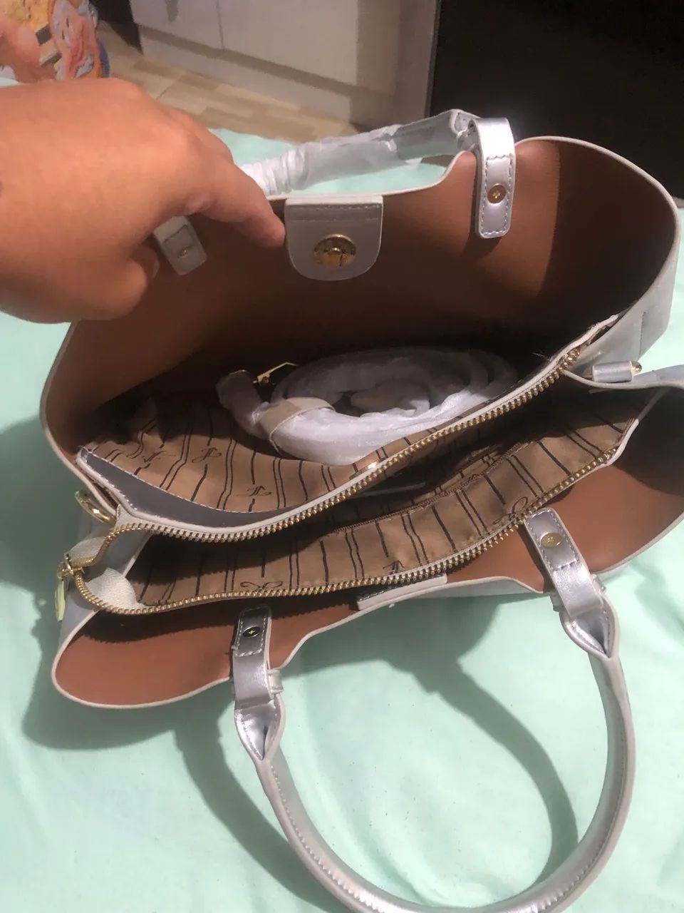 Esta elegante bolsa tote cinza prateada  - Foto 3