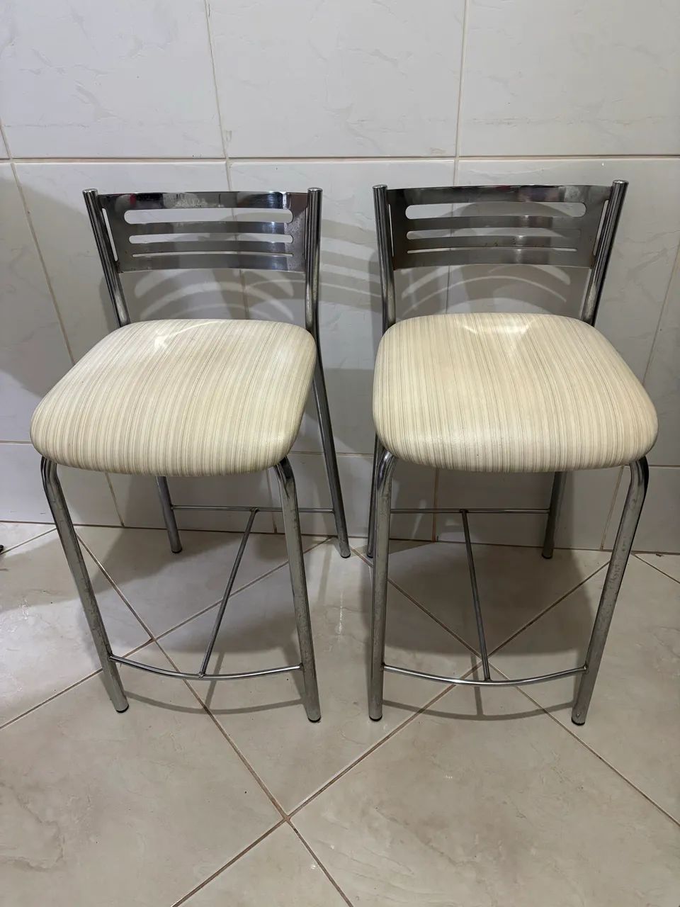 Banqueta alta de metal com encosto