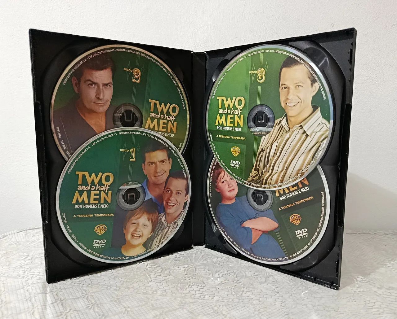 Box DVDs Two And A Half Men - Dois Homens e Meio 3° temporada, 4 discos - Foto 2