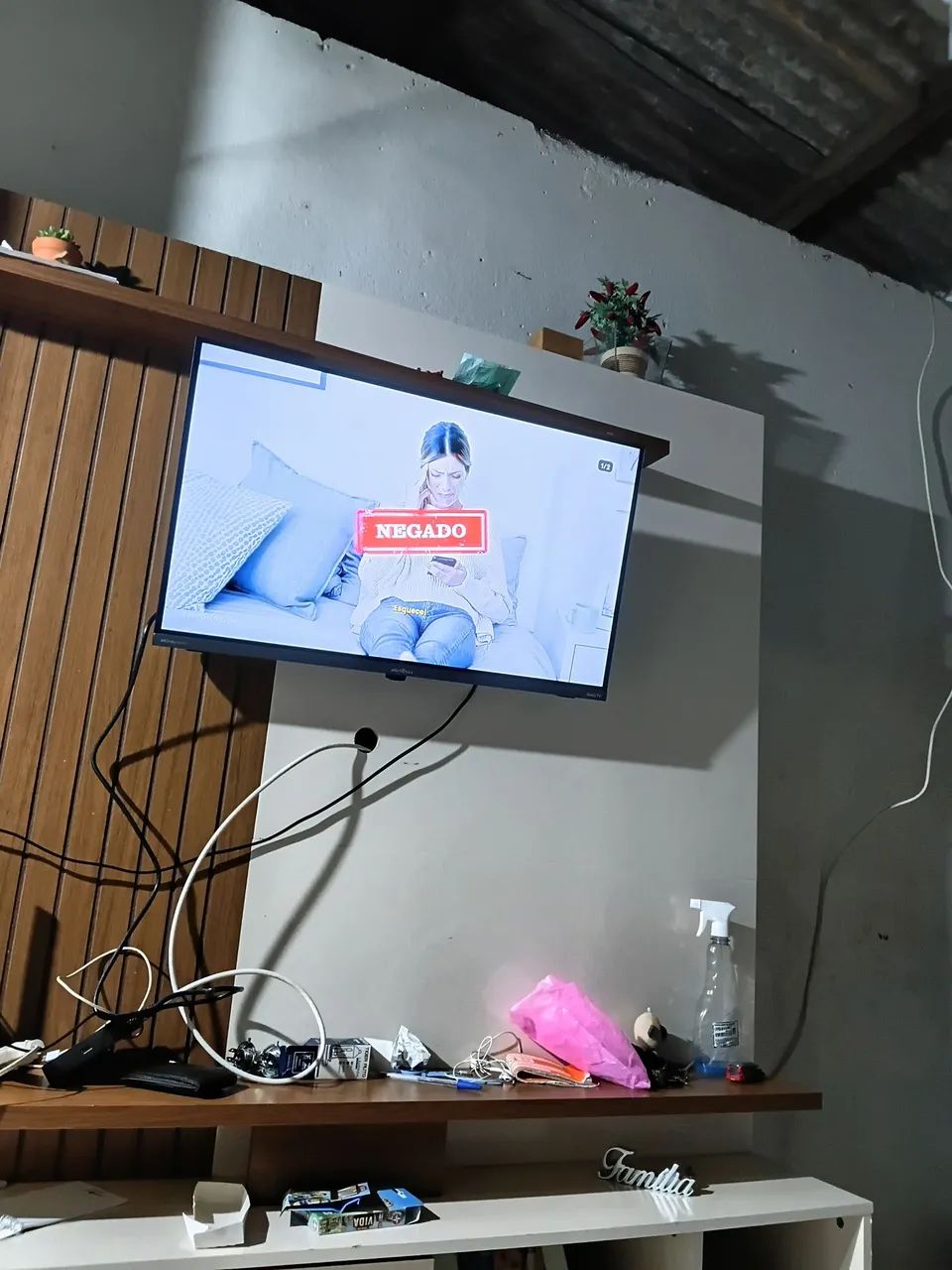 Tv Britânia smart Led 32 polegadas tela fina Wi-Fi Disney Netflix top semi nova 