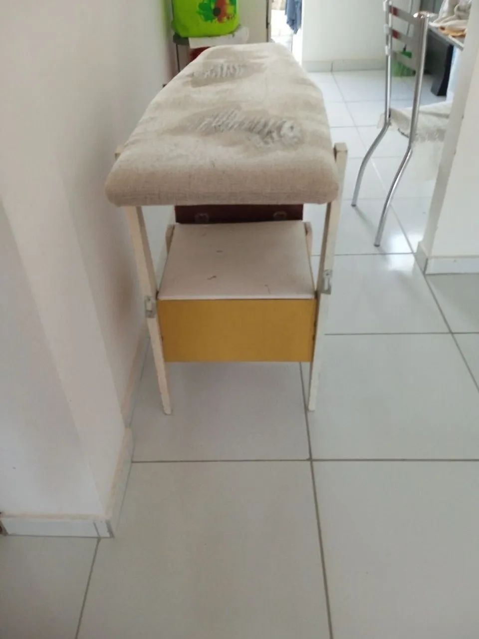 Mesa de passar roupa e cadeira 