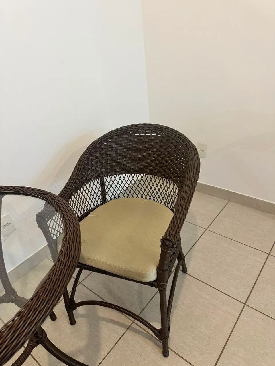 Vende-se mesa de vime com duas cadeiras. - Foto 2