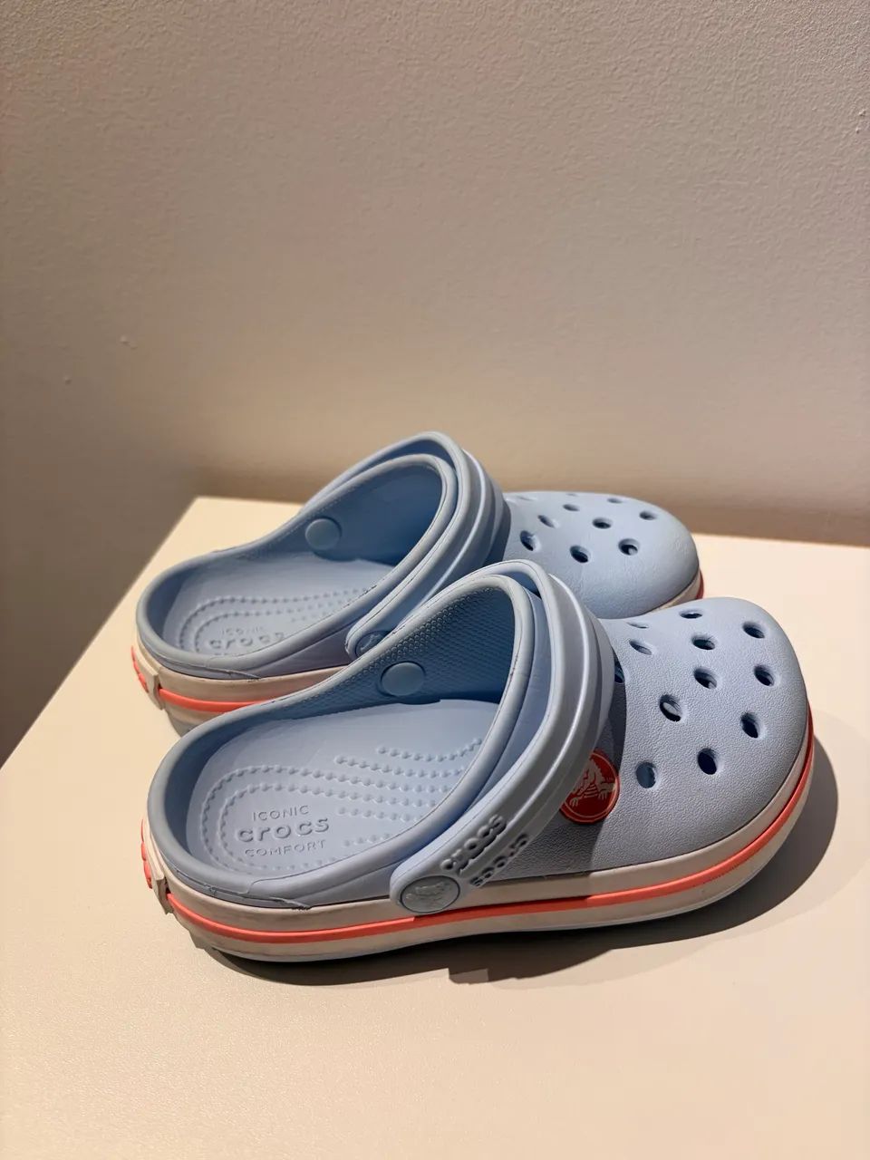 Crocs azul bebê com rosa (tamanho C9) - Foto 3