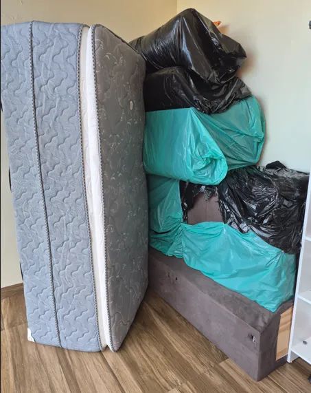 SOFA RETRATIL , UMA CAMA BOX DE SOLTEIRO MAISUMA CADEIRA EXECUTIVA - Foto 4