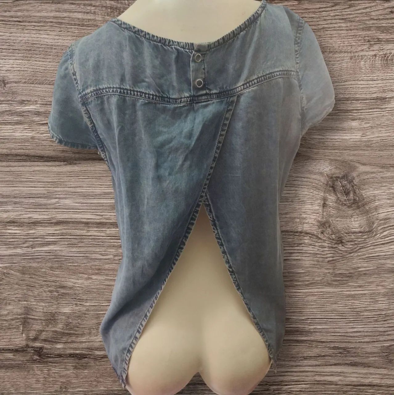 Blusa jeans com decote nas costas  - Foto 2