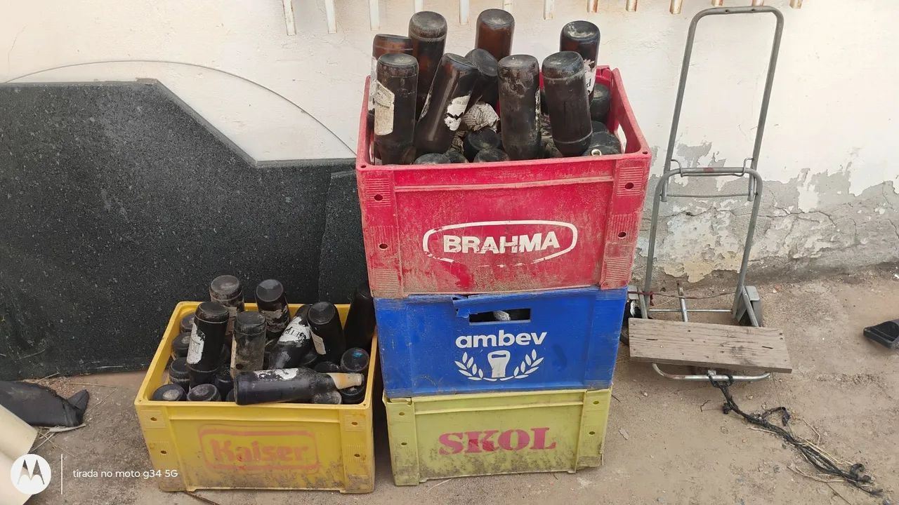 4 caixas com os vasilhames