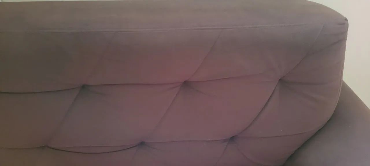 Sofa aveludado marron 3 lugares - Foto 2