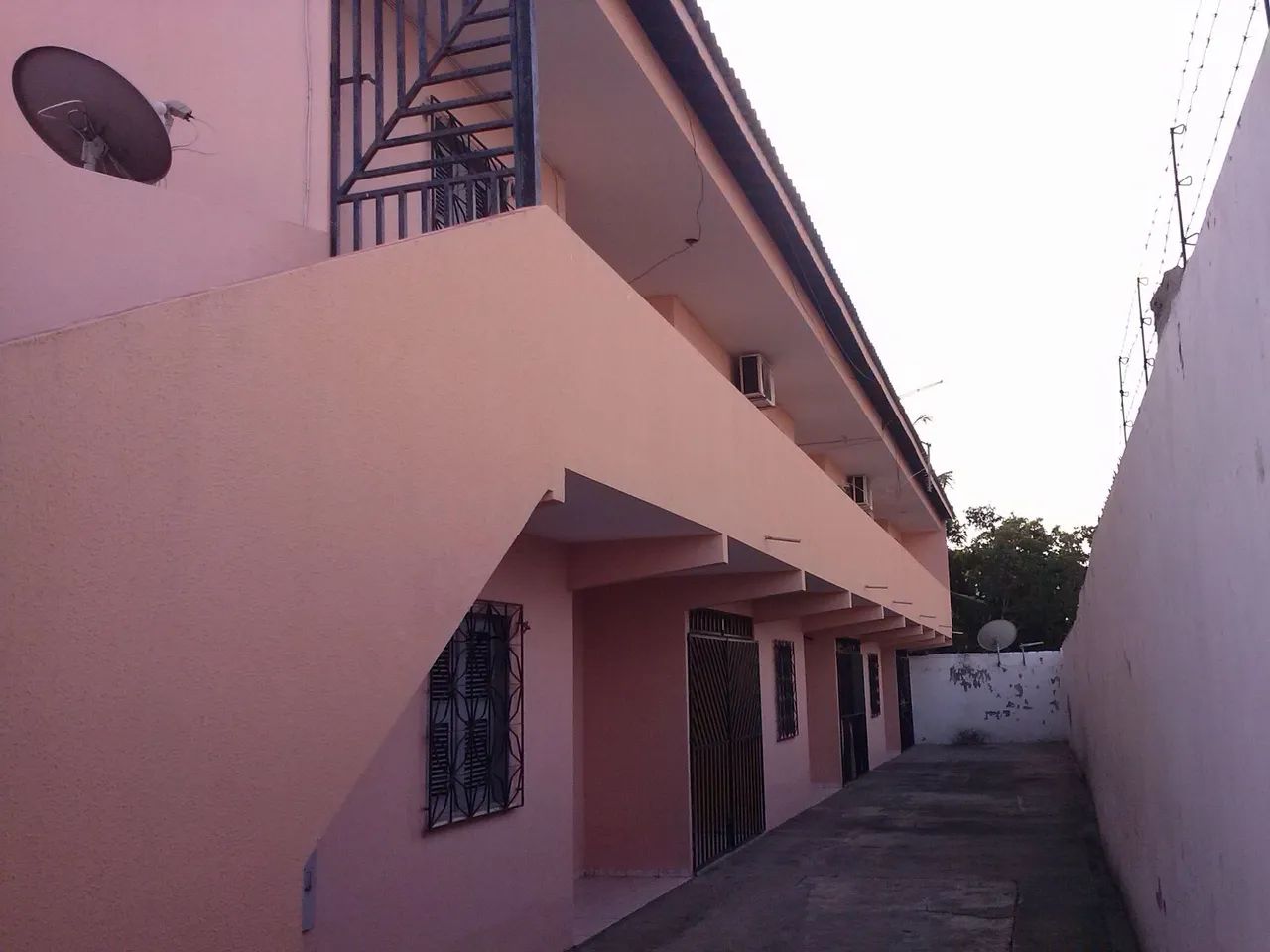 ALUGO CASA TÉRREA 2 QUARTOS E GARAGEM NO HENRIQUE JORGE  - Foto 2