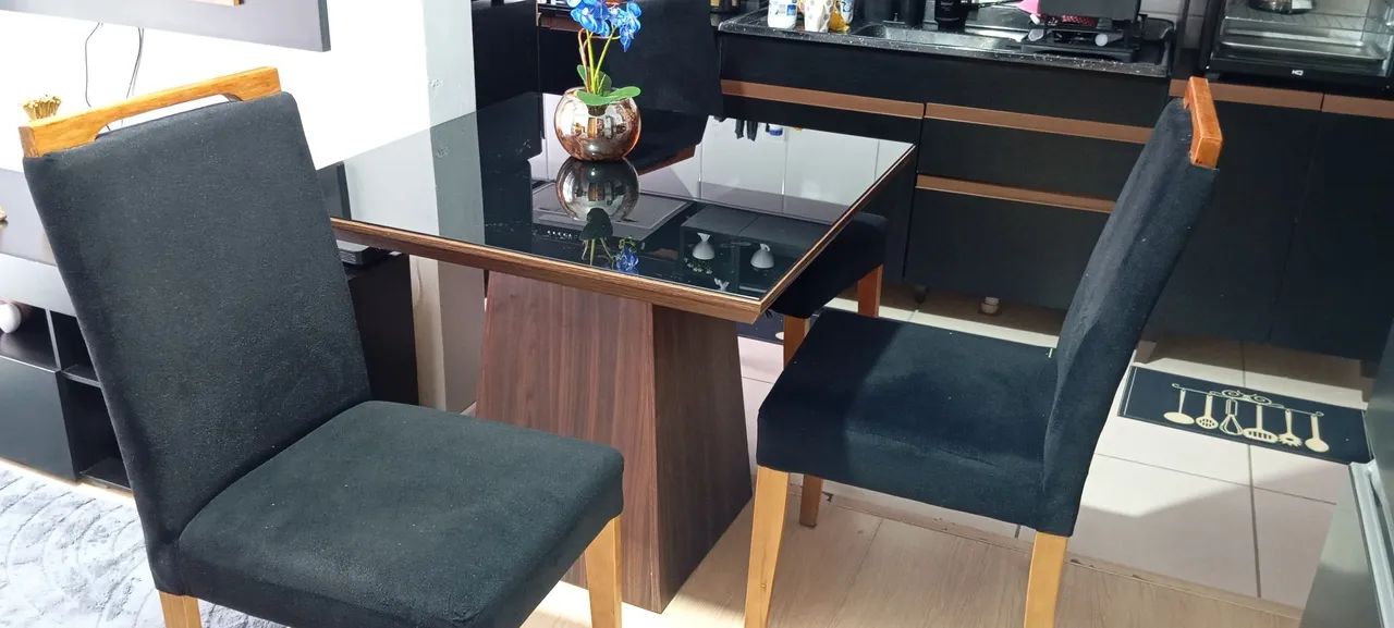 Vendo mesa com 3 cadeiras estofadas  - Foto 3