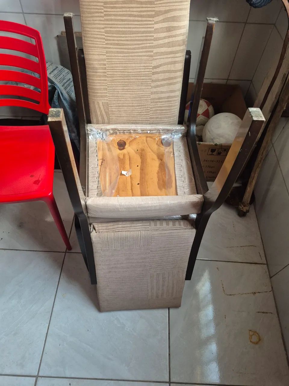 Mesa de fórmica com vidro no centro - 06 cadeiras almofadas - Cor bege - Foto 5