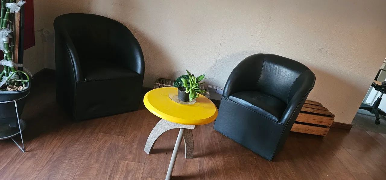 Conjunto para Recepção - 2 Poltronas em Courino + Mesa de Centro - Foto 5