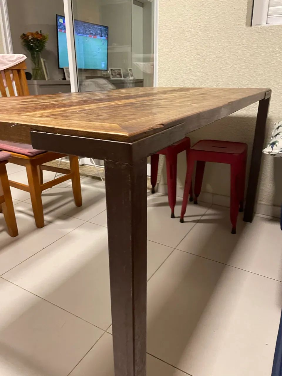 Mesa de jantar estilo industrial - madeira e ferro