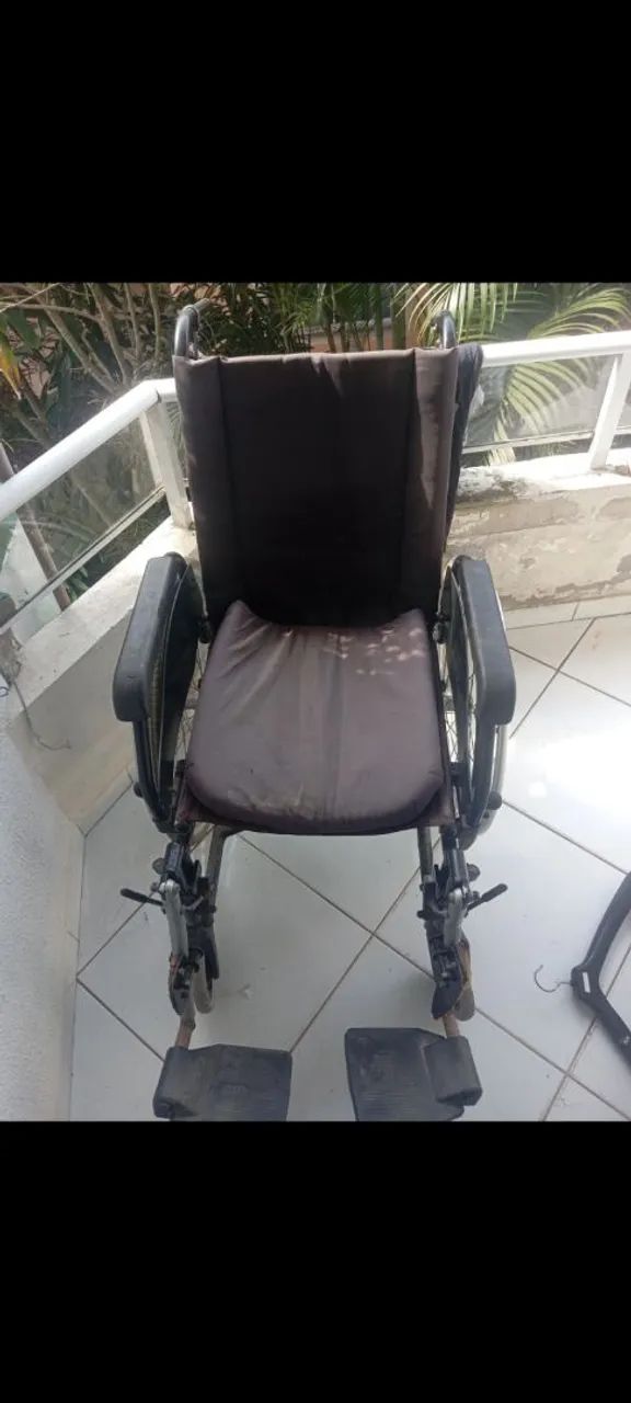 Vende-se cadeira de rodas