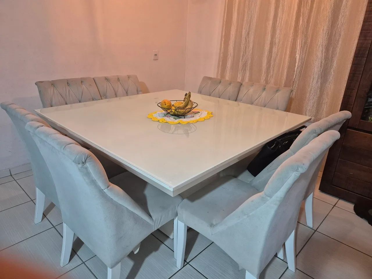 Mesa de 8 lugares com 8 poltronas.