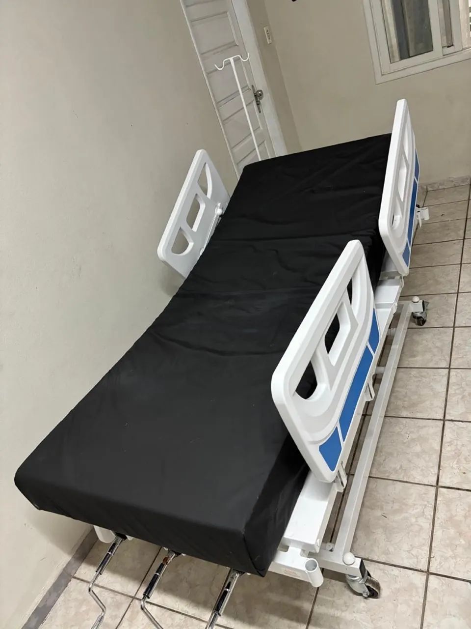 Cama hospitalar com colchão semi nova 