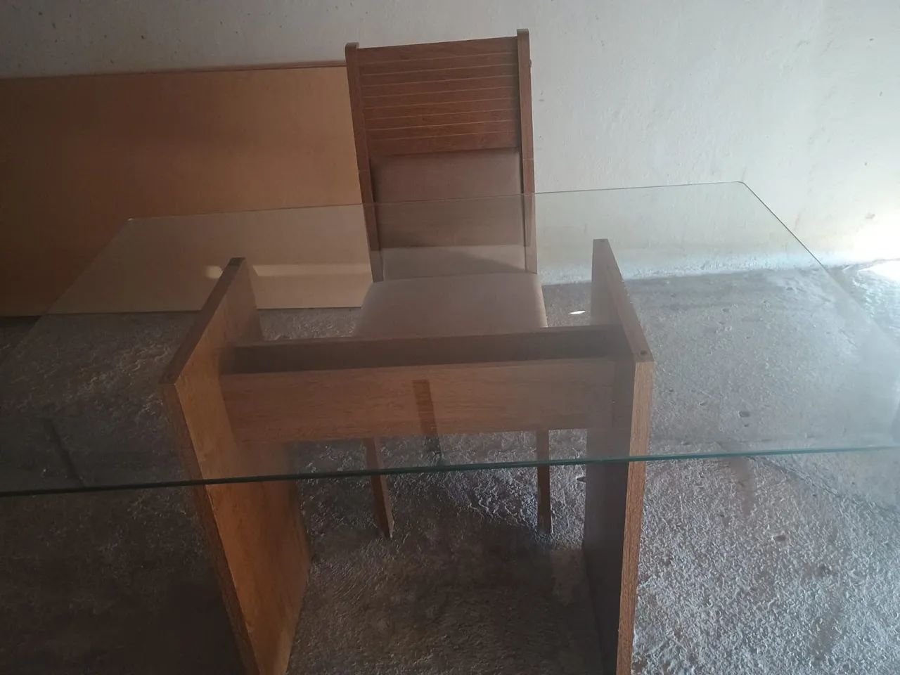 (Mesa) Mesa sem as cadeiras.