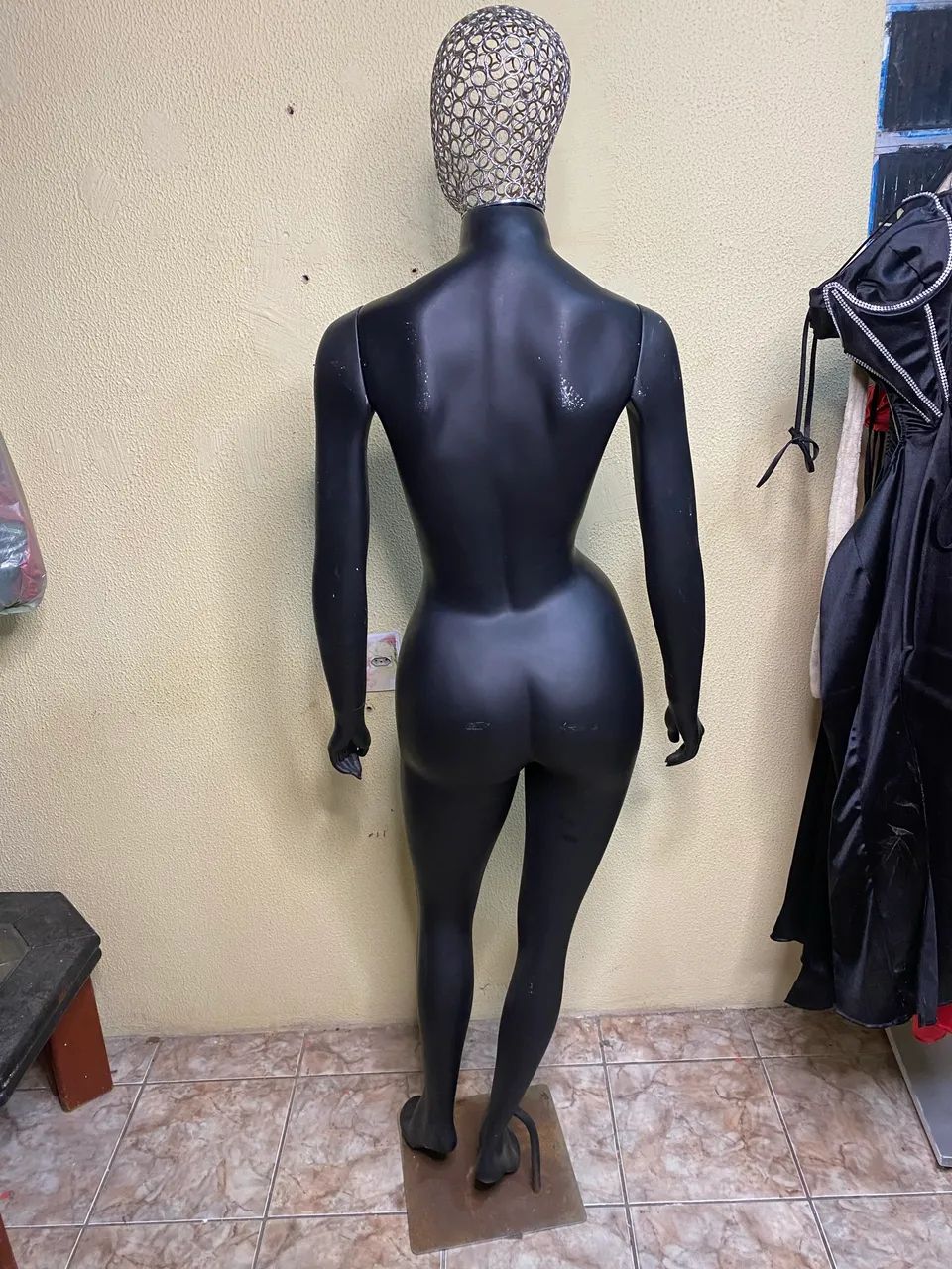 Manequim De Fibra Feminino Com Cabeça Aramada Preto - Foto 2
