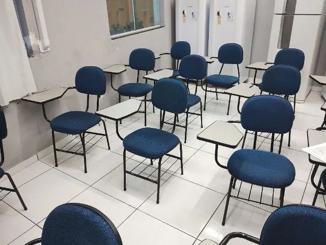Carteiras universitárias ótimo estado e higienizadas. Preço baixo para levar tudo! - Foto 3