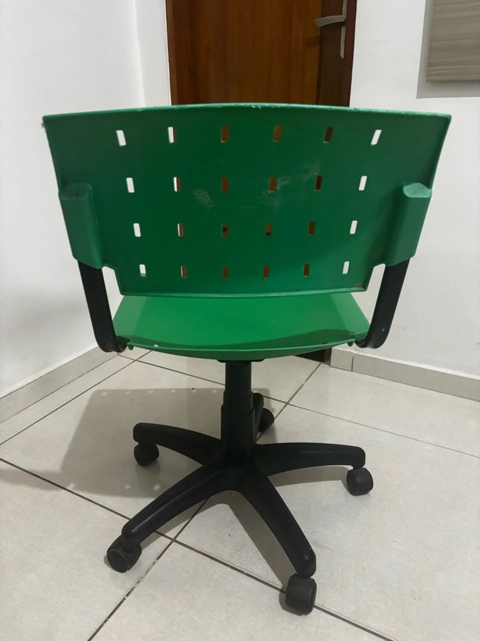 CADEIRA ESCRITÓRIO PLÁSTICO CONSERVADA  - Foto 3
