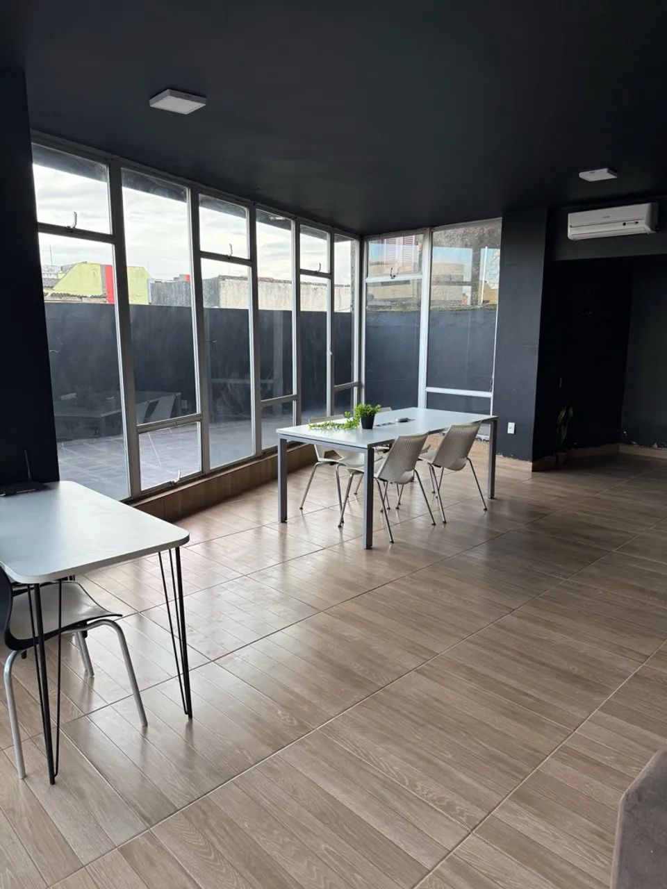 ALUGO SALA COM VARANDA AMPLA E MOBILIADA NA AV. GETÚLIO VARGAS