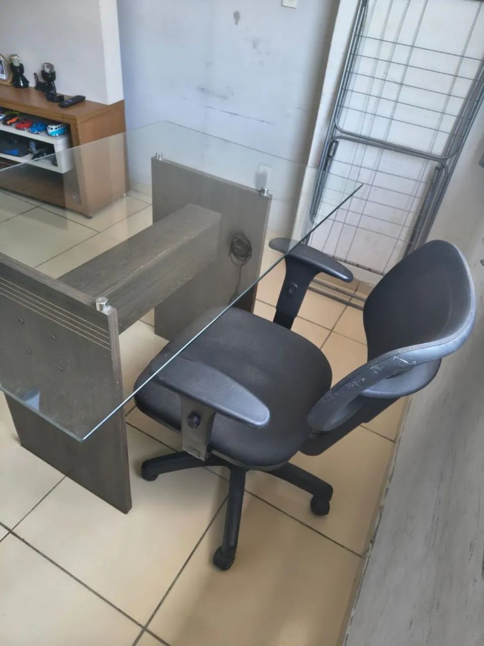 Cadeira frísoka com regulagem e mesa de vidro quadrada com 4 cadeiras  - Foto 2