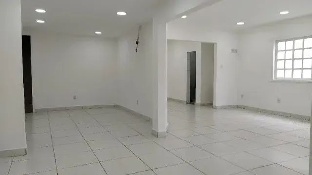 Terreno no  Centro com uma edificação comercial, escriturada - Macaé - RJ