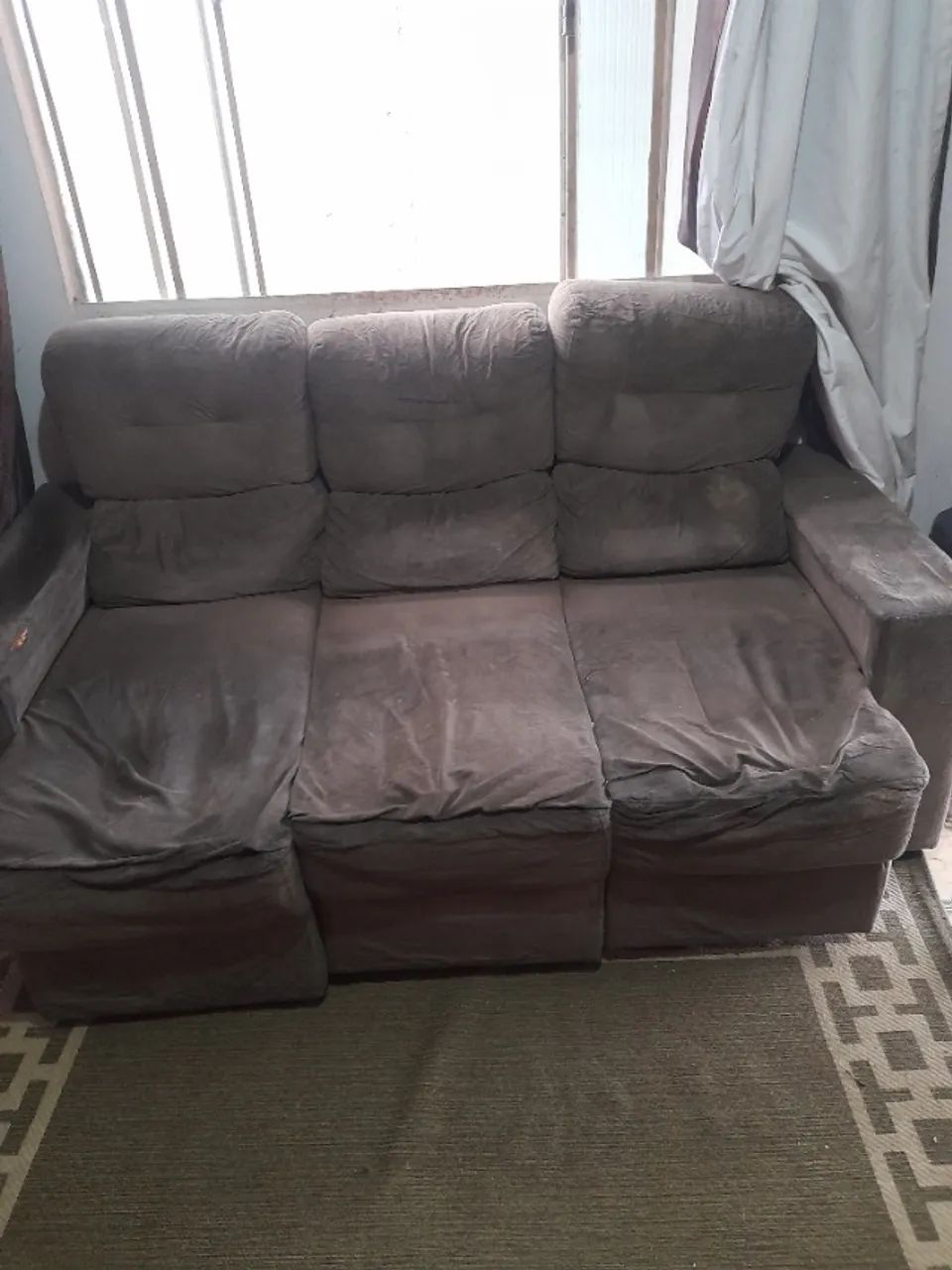 Vendo 2 sofás retráteis cinza, confortáveis e espaçosos. - Foto 3