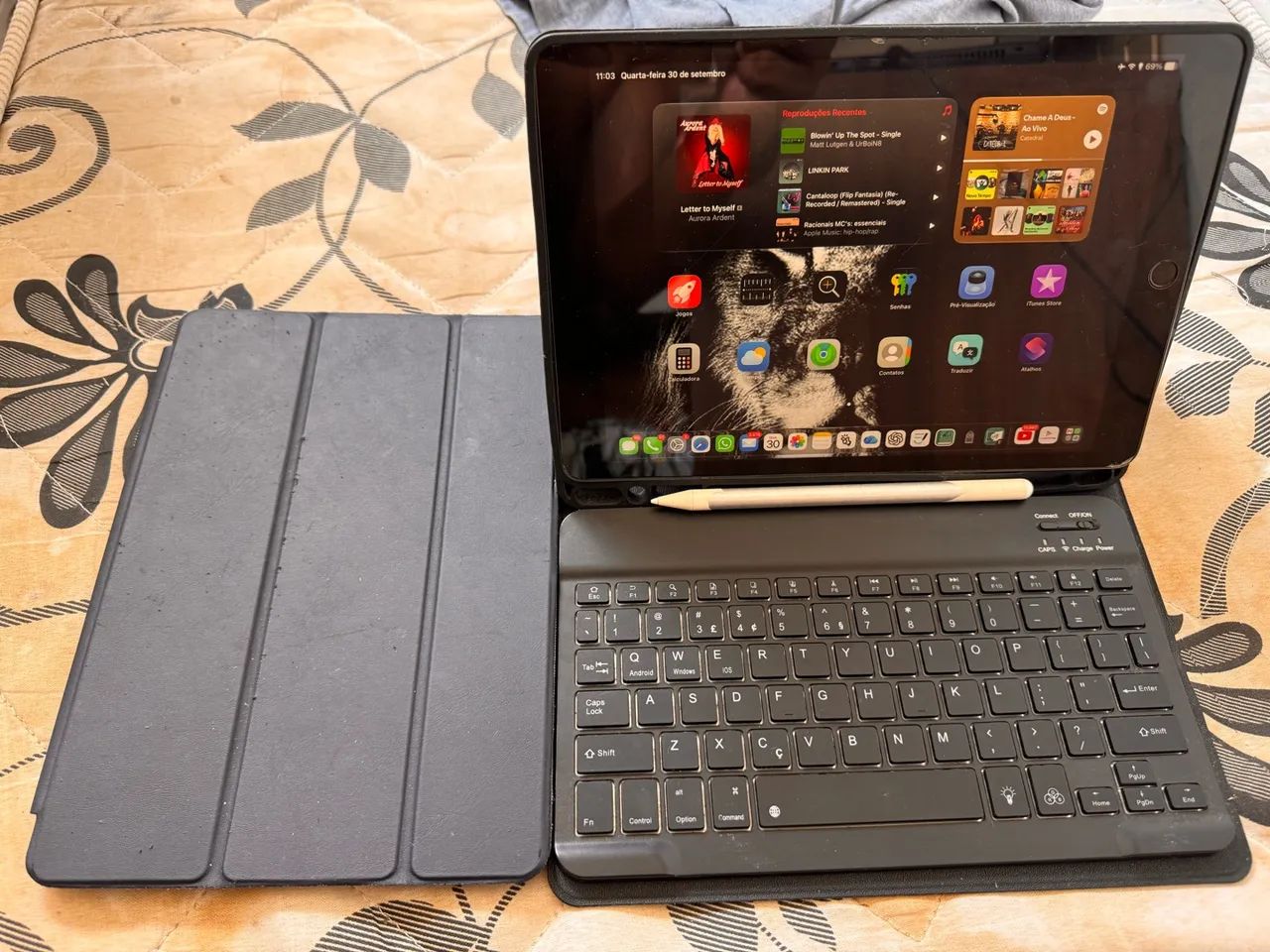 IPAD 9th GERAÇÃO CONSERVADO COM CANETA E DUAS SMARTCOVER  - Foto 2