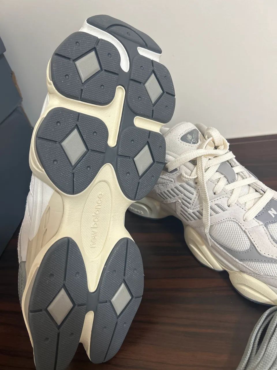 Tênis New balance 9060 Branco e cinza original 43/44 - Foto 2