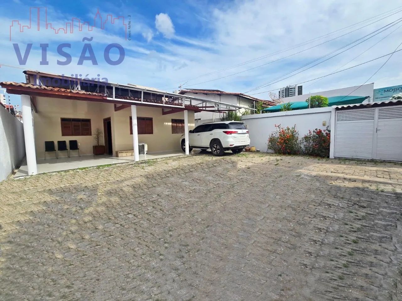 VENDE-SE ESCRITÓRIO COMERCIAL SEMI-MOBILIADO