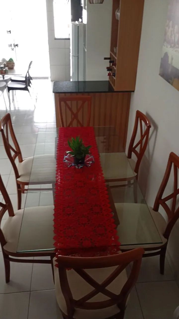 Vendo mesa de com 6 lugares tampo de vidro super concervada - Foto 2