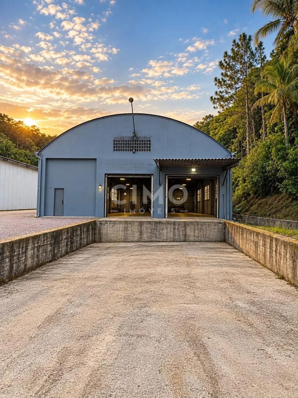 Galpão para Locação em Brusque/SC  750 m² com doca