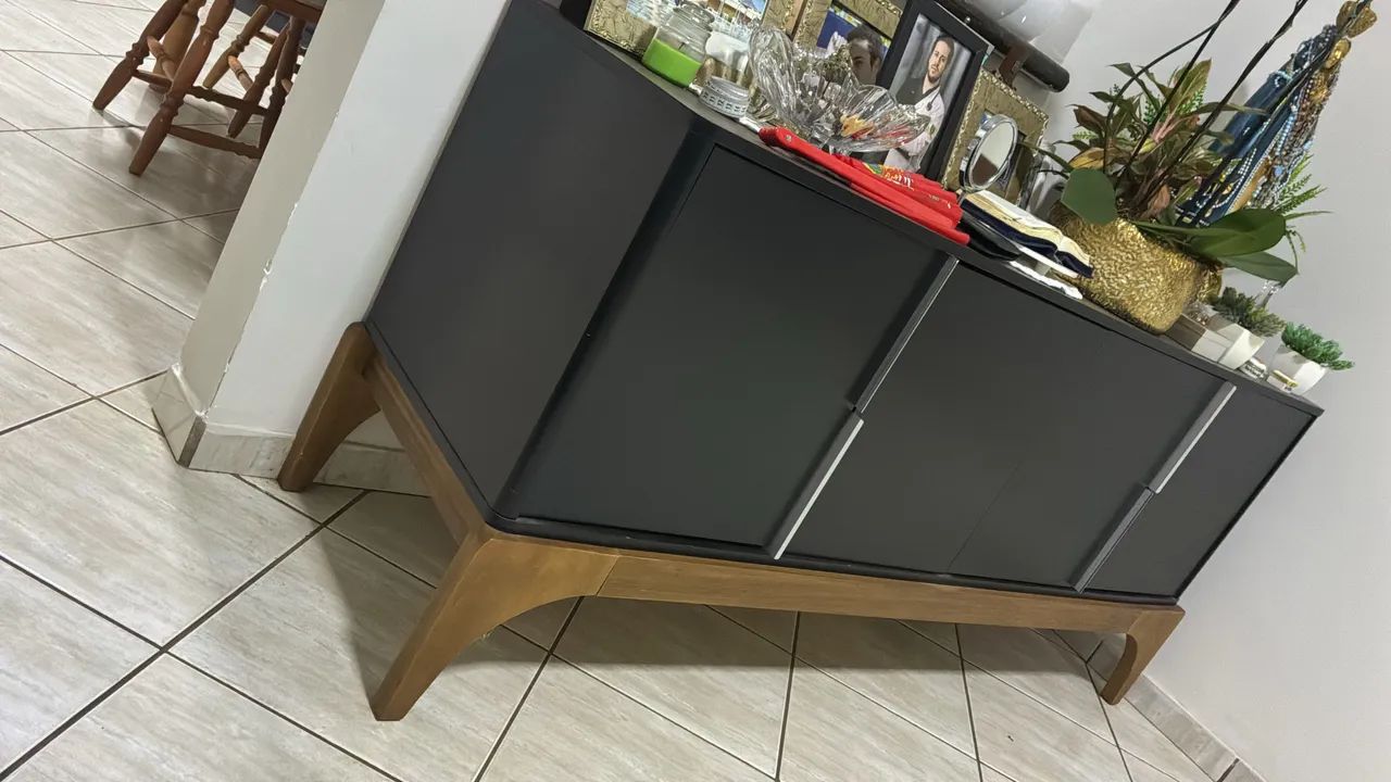 Buffet de mdf preto com pé de madeira 