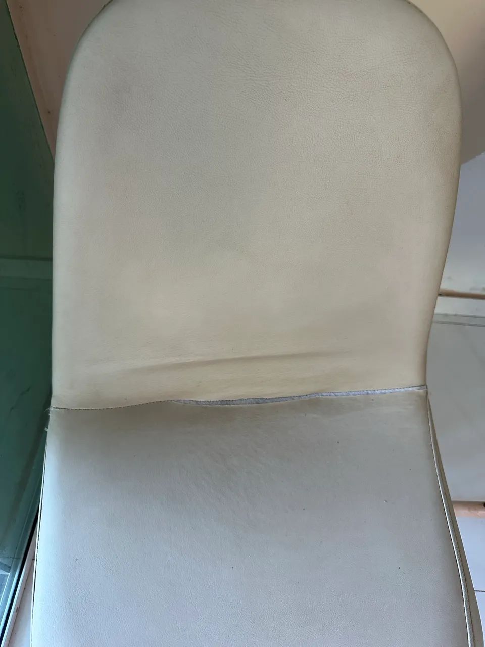 Conjunto 2 cadeiras forradas e pés de madeira  - Foto 2