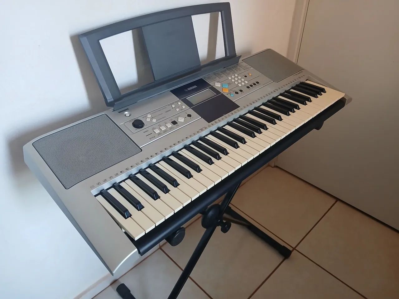 Teclado Yamaha PSR-E323