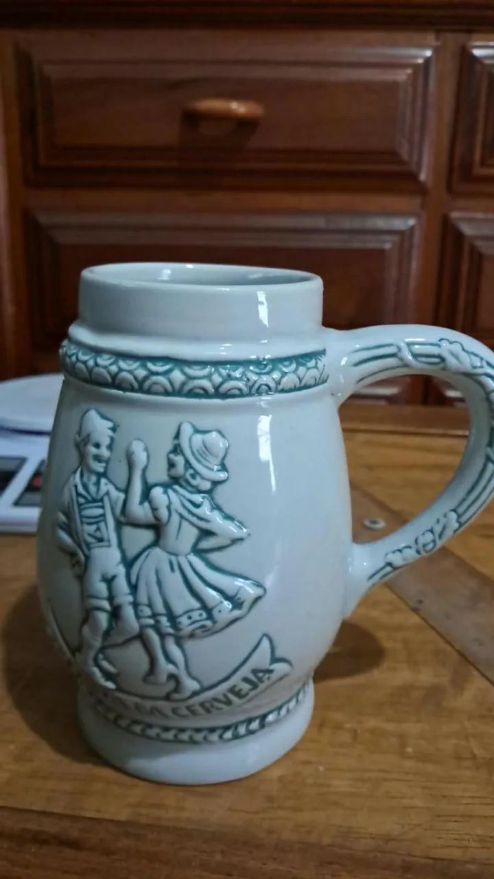 Caneca antiga de cerâmica