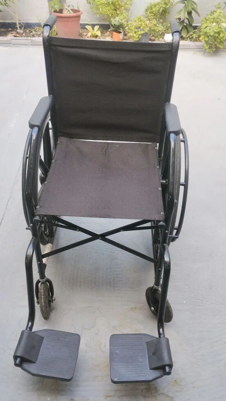 Cadeira de rodas + muletas 