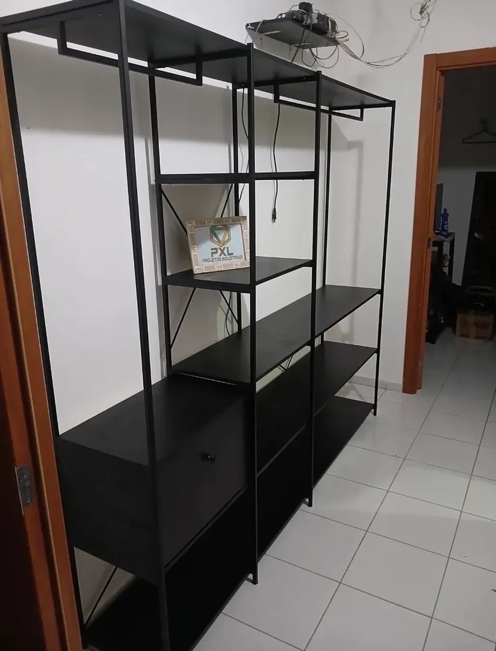 estante com prateleiras