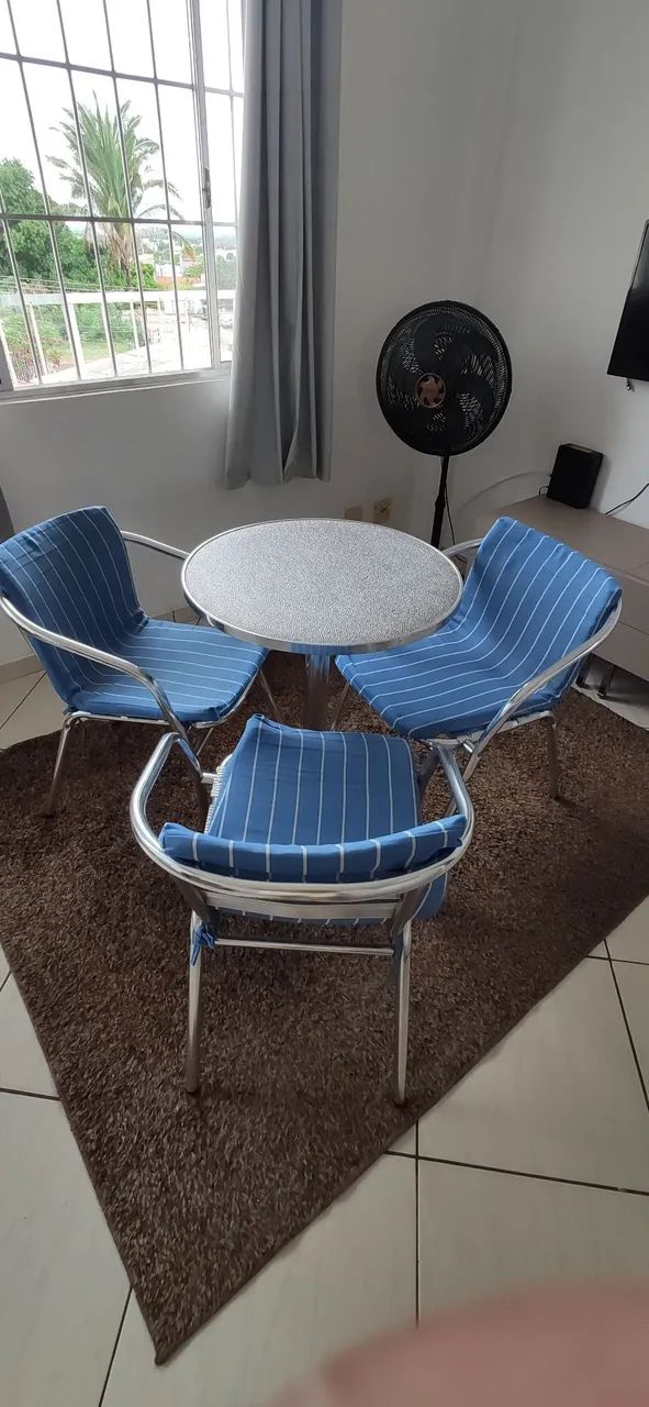 CONJUNTO DE MESA COM 4 CADEIRAS! - Foto 3