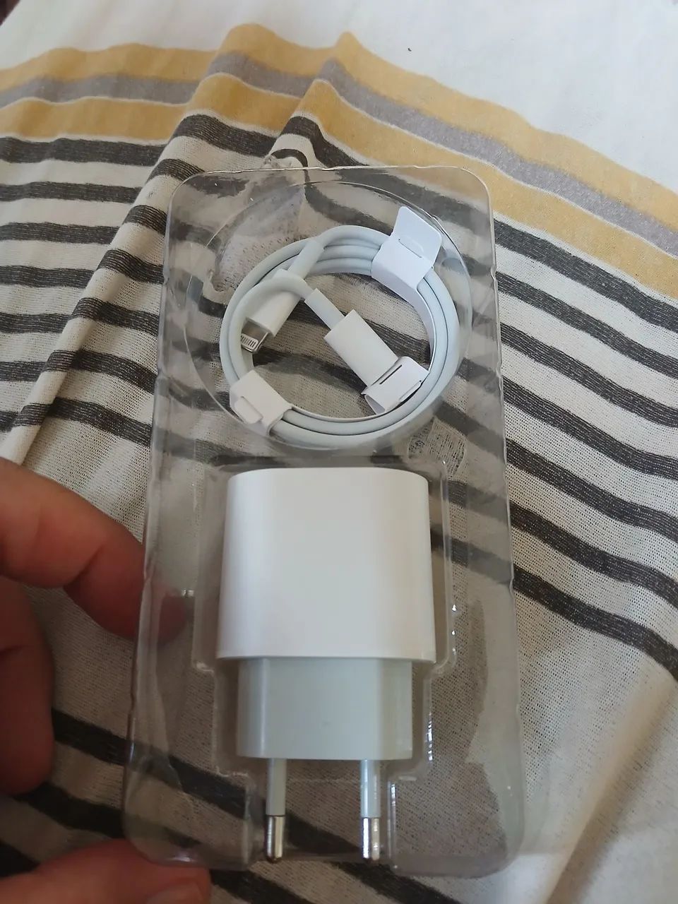 Vendo esse carregador de iPhone novinho 