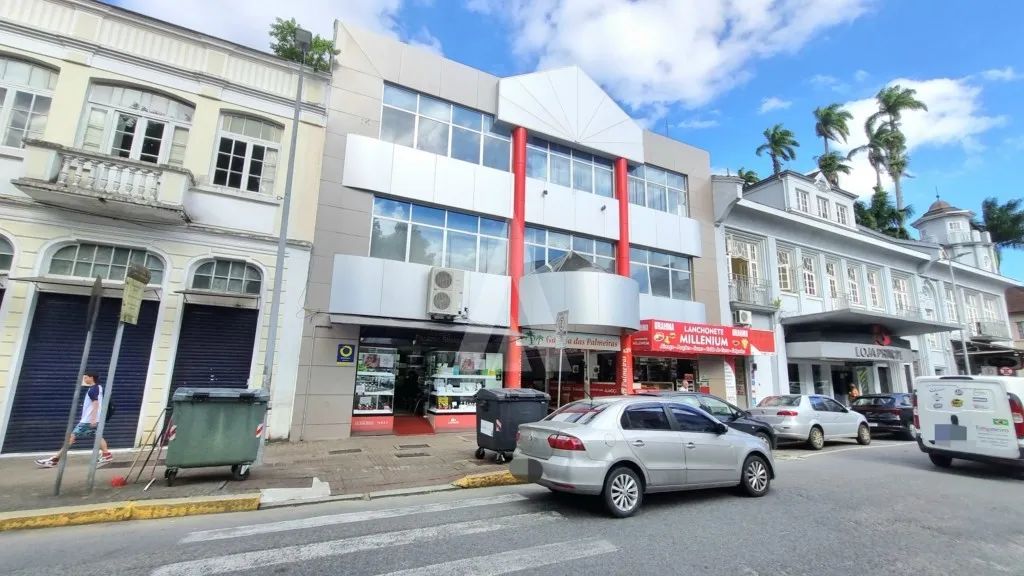Sala comercial localizada no Centro de Joinville, possuindo 30m².