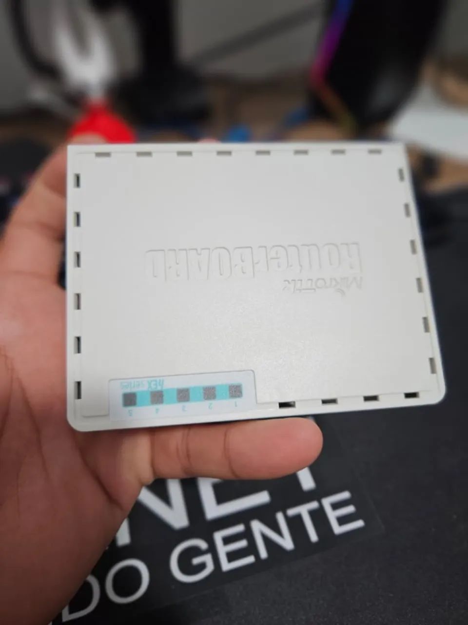 MikroTik RB750Gr3  - Foto 2