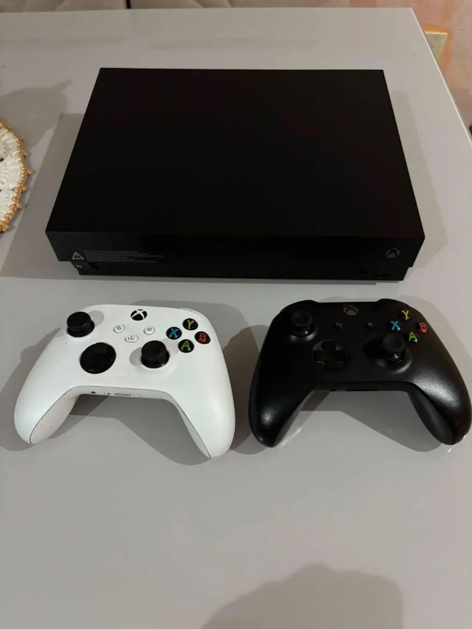 Xbox One x com dois controles - Foto 2